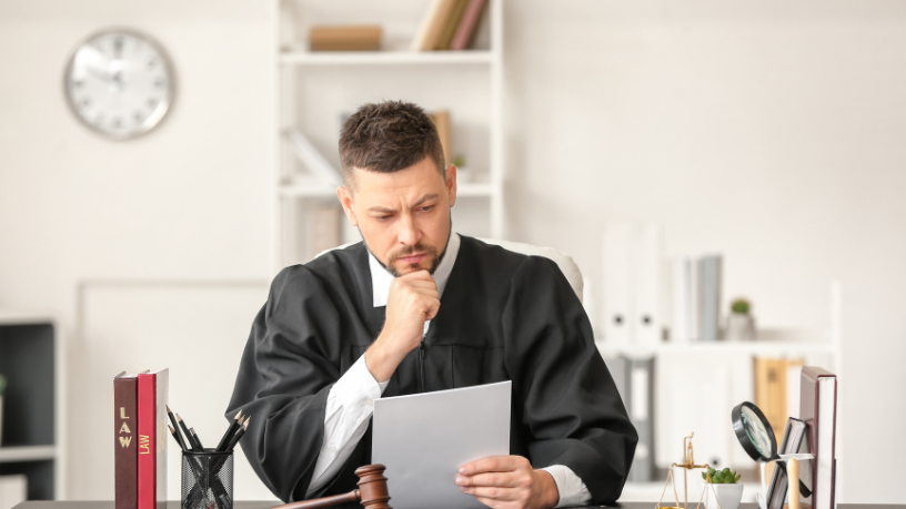 A influência da literatura na formação de valores e na prática da advocacia Hebron Costa Cruz de Oliveira revela como a literatura pode enriquecer a visão ética e crítica na advocacia.