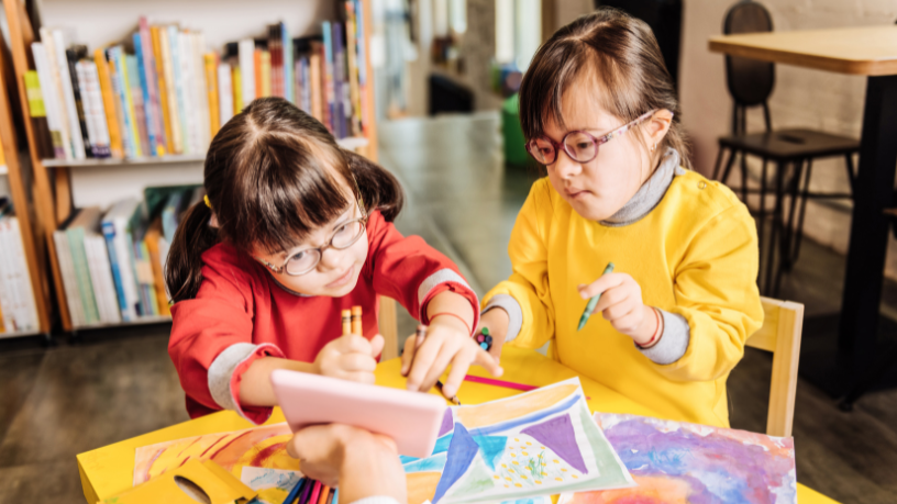 A partir da experiência de Sérgio Bento De Araújo, o texto aborda caminhos para promover educação inclusiva com foco em acessibilidade e recomposição das aprendizagens na rede pública.