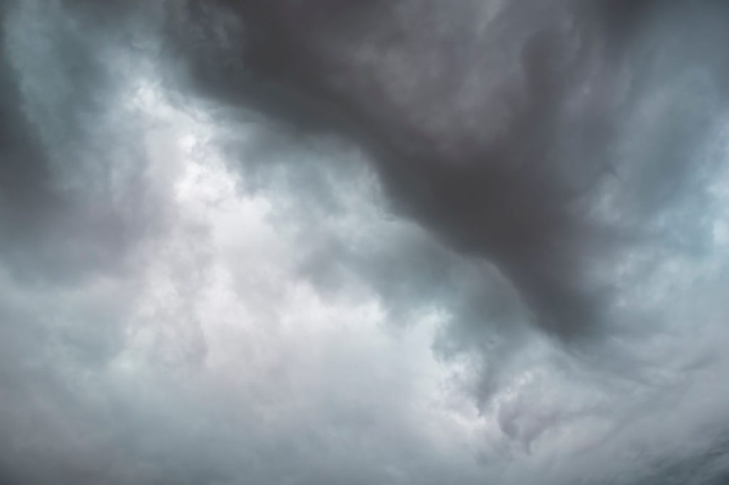 Nuvens escuras e carregadas se formando no céu, indicando a aproximação de uma tempestade.