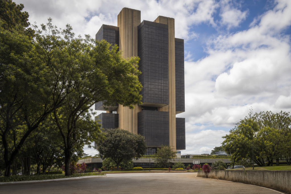 Fachada do Banco Central do Brasil em Brasília, representando a divulgação da ata do Copom e a decisão sobre a taxa Selic