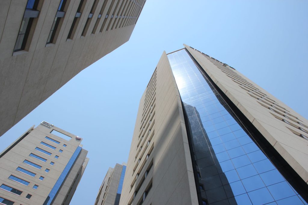 Juros do Paraguai ficam em 5,50% com PIB projetado em 4,5% em 2026 Edifícios modernos de Assunção vistos de baixo, sob céu azul.